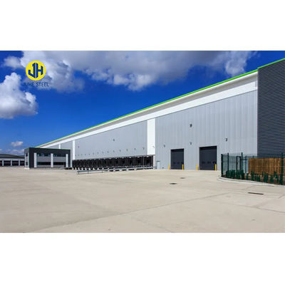 Taller de construcción de estructuras industriales de acero con puertas correderas y acero bajo en carbono