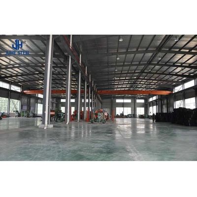 Edificio industrial prefabricado con sección de la estructura principal y acabado pintado