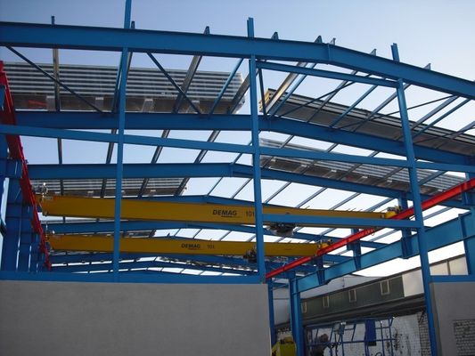 Almacén industrial cobertizo de marco metálico con techo de paneles estándar y sándwich AiSi