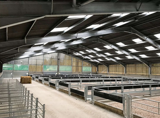 Casas de aves de corral de lado abierto Tipo de cobertizo prefabricado para la cría de cabras, cerdos, caballos y ganado